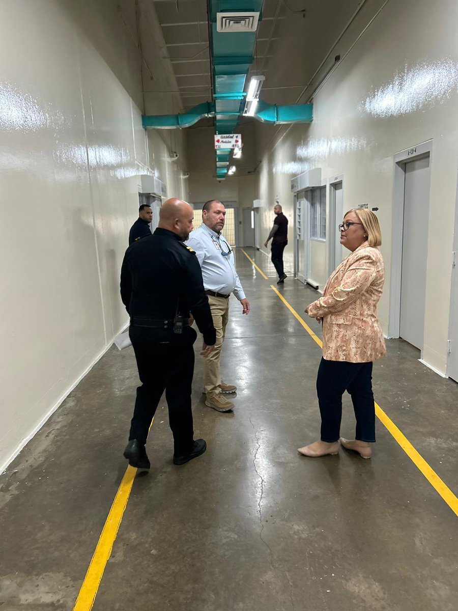 DCR_PR's tweet photo. Hoy la secretaria del DCR, visitó la institución Guayama 1000.  A su vez, conversó con varios confinados y asistió a los talleres de costura y repostería. Además, visitó el Taller de Mecánica, Oficina de Facilidades y Matenimiento, Oficina de Cuentas y Oficina de Seguridad. https://t.co/uzaJFnvfhA