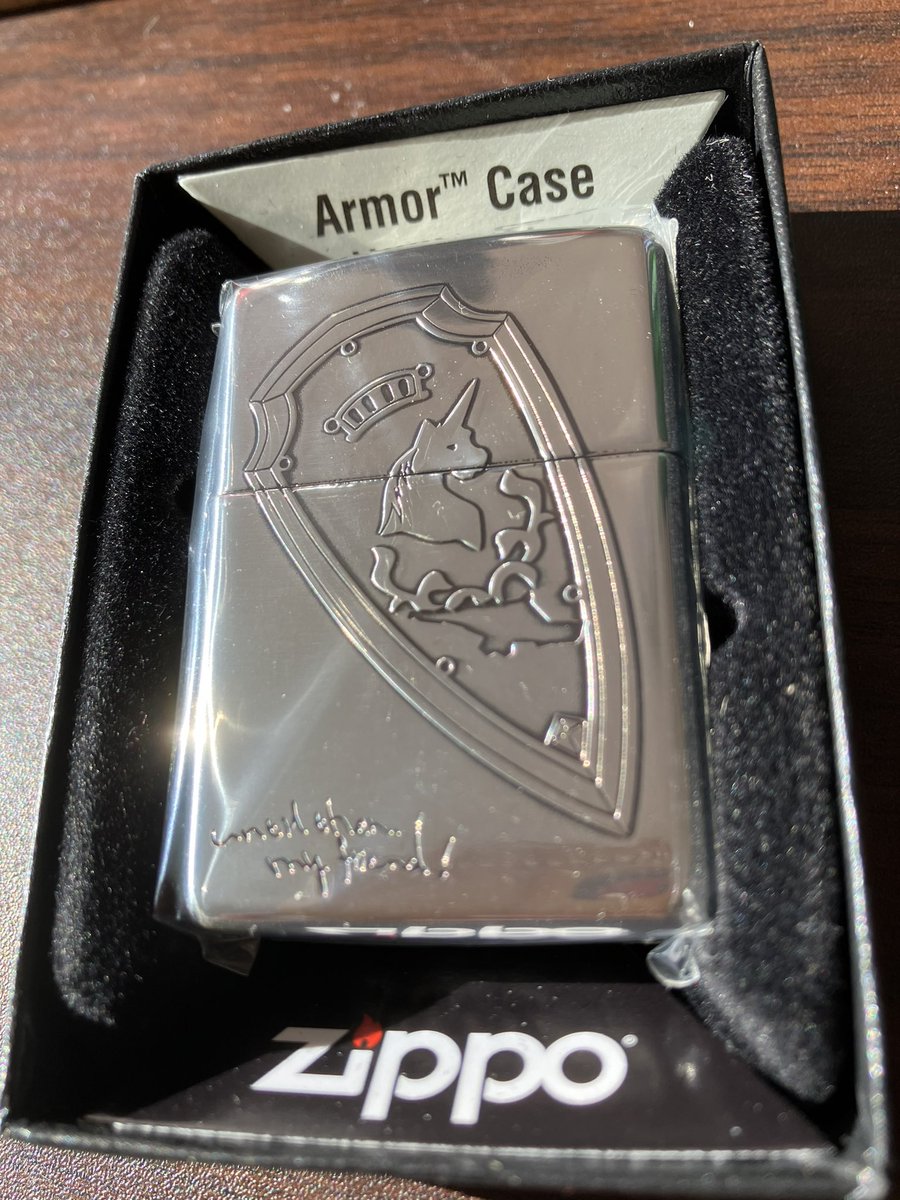 昨年10月に疲れた勢いで衝動買いしてしまったコラボジッポが届いた
問題は最近はもう紙巻きタバコ吸ってないんだよね、何に使おう…