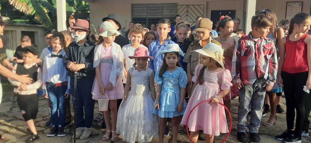 Especial homenaje de los estudiantes de la Escuela Primaria Carlos Gutiérrez Menoyo de #CabaiguánEduca a José Marti por su natalicio. #SanctiSpíritusEnMarcha #MartíVive