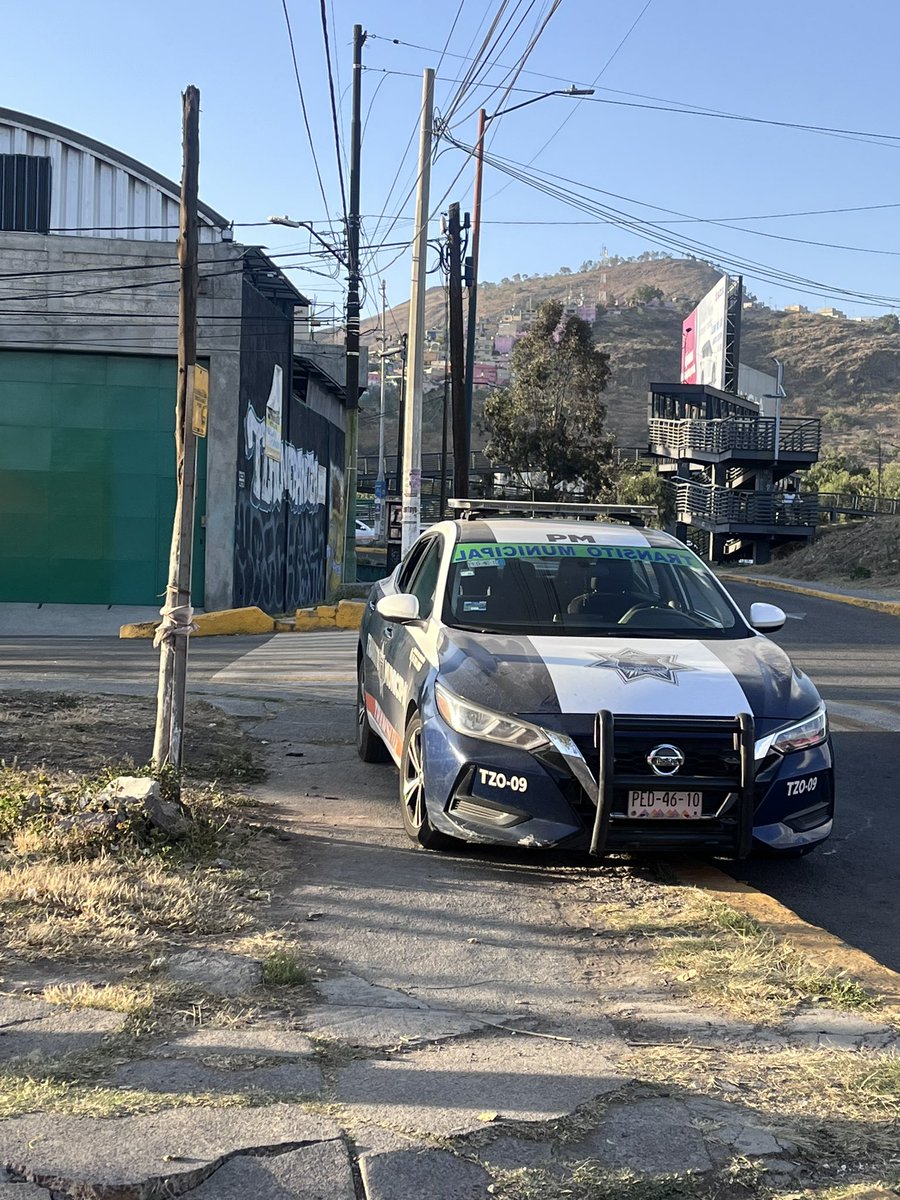 MIGUELINC's tweet photo. #Tlalnepantla #extorsión #policía #transito 
está robando todas estas unidades te amedrentan con dañar tu vehículo con  la grúa y lo que tienes que pagar si te arrastran. Como no les quise dar dinero yo quería mi infracción. @UAI_EDOMEX https://t.co/XOZFm7okJI