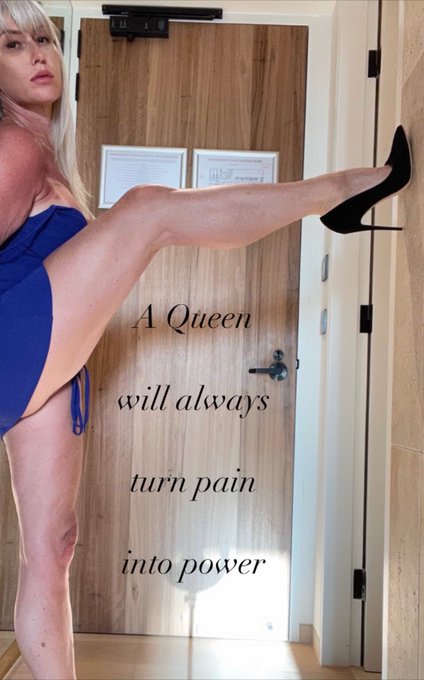 But sometimes her crown slips ! #queen #power https://t.co/a5BodYnUcy<a href="/tag/queen"class="tags">#queen</a><a href="/tag/power"class="tags">#power</a>