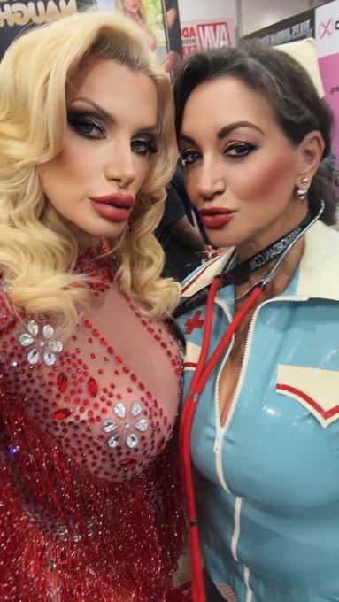 Here I am with the Brittany from Alluring Intros love the AVN https://t.co/lUM70XkXY9