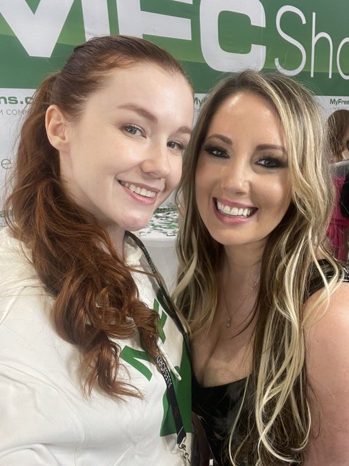 So nice to finally hang out with @itsbrielleday in person ❤️ https://t.co/Z3agmxM5aK<a class="tags" href="/tag/itsbrielleday">@itsbrielleday</a>