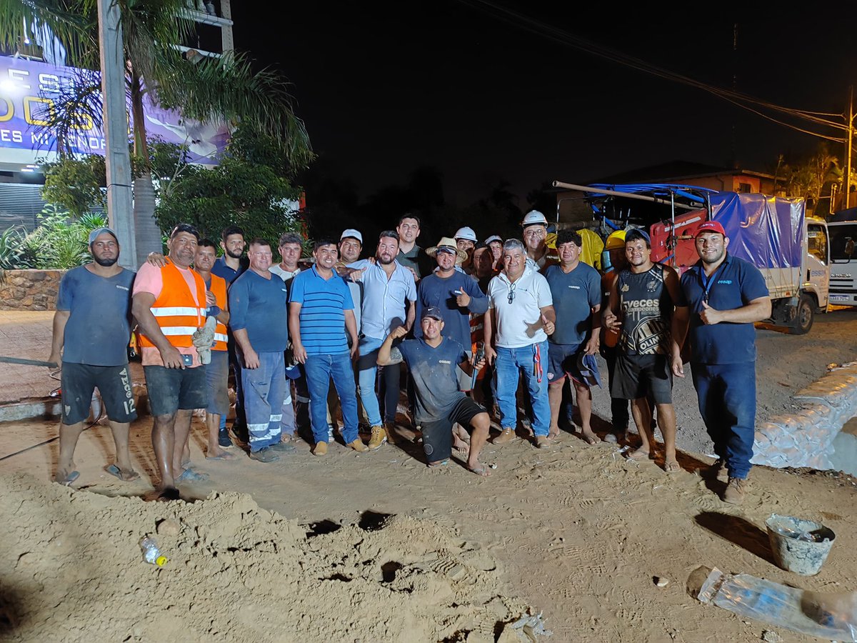 EssapSA's tweet photo. ¡La obra en Lambaré ya se encuentra en su tramo final! 

👷🏻‍♂️ 5 cuadrillas trabajaron incansablemente en la modificación del trazado de una tubería principal.

💧 Se repondrá el servicio en las próximas horas.

#GobiernoDelParaguay https://t.co/je5JujDLg2