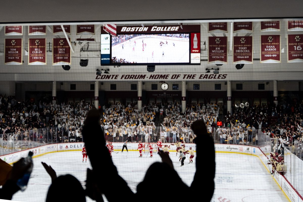 NCAAIceHockey's tweet image. 🦅 EAGLES SOAR IN THE BATTLE OF BOSTON 🦅

No. 2 Boston College downs No. 1 Boston University, 4-1. 

#NCAAHockey x 📸 @BC_MHockey