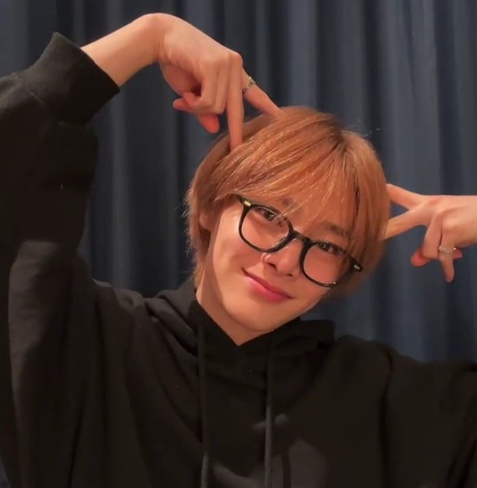 leebidinoso's tweet image. ★: yang jeongin sendo o ser humano mais adorável do mundo 🦊

- a thread! (salvadora dos que perderam a live)