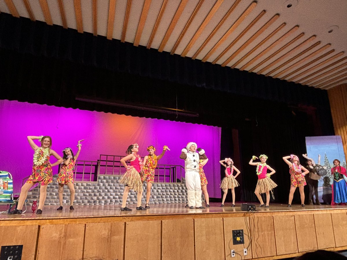 MsDiBari's tweet photo. So excited to see some familiar faces at as the Oceanside Middle School put on the play Frozen Jr! 💙 https://t.co/Ro1XcuQHIt