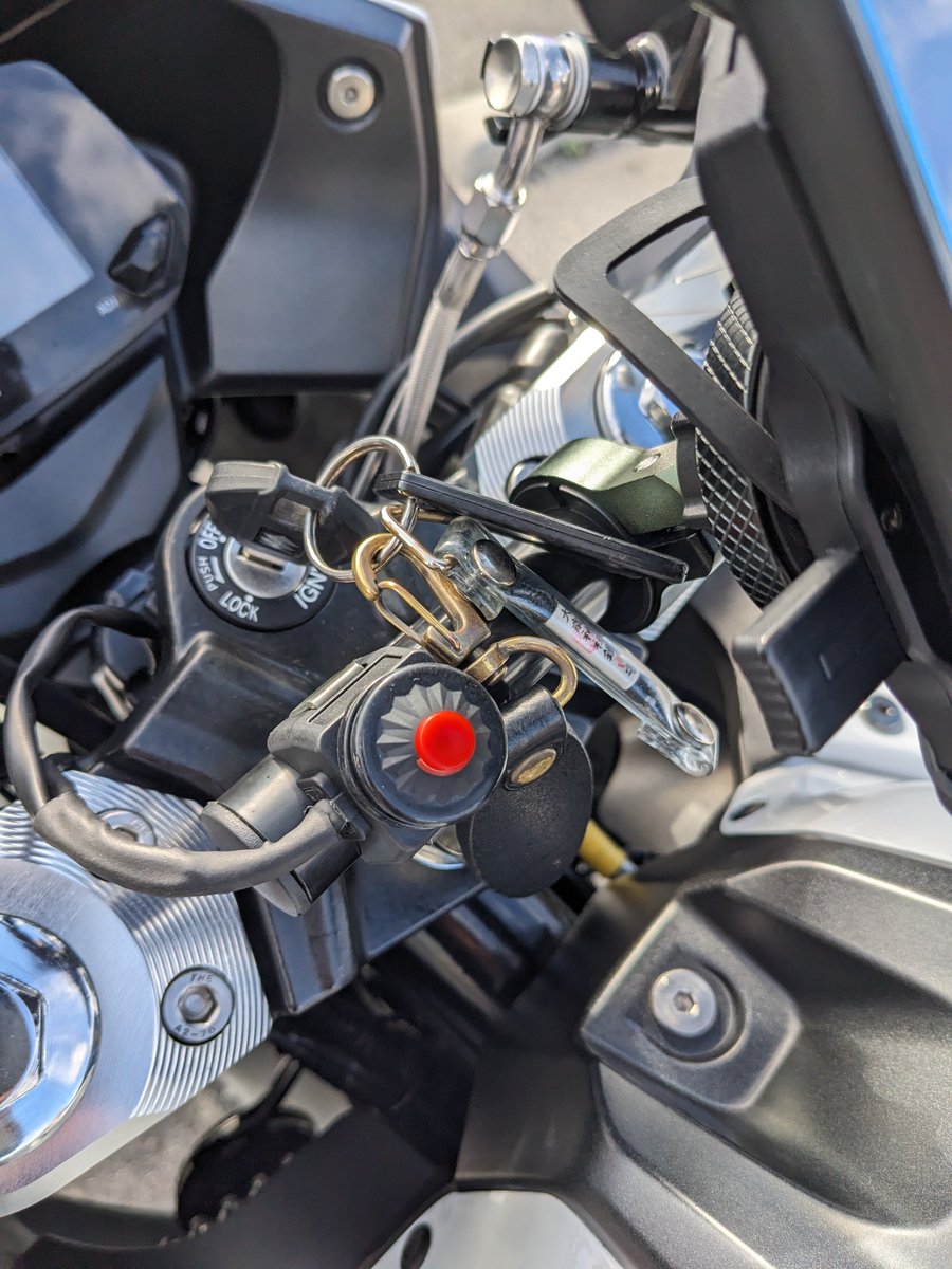 YK31875569's tweet photo. いつもお世話になってるバイク屋さんにお願いしてジクサーSF250にクイックシフターつけてもらいました〜😋
販売元さんに相談しながら最終的にアプリ側の設定までして頂いて頭が上がらないです本当😇
#ジクサーSF250 #MBRtech #クイックシフター https://t.co/lLdmDODjis