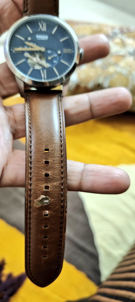 Sanjaybgh's tweet photo. @myntra @Fossil @jagograhakjago I purchased a watch but in two three days it's strip is damaged, it is look like a duplicate product Myntra is selling. https://t.co/ZUGlVjsKxM