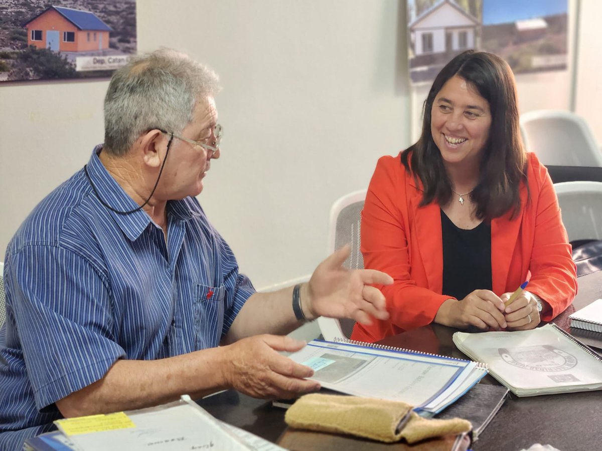 maritavillone's tweet photo. ¡VIERNES! 🤝

Hoy cerramos la jornada con una productiva reunión junto a autoridades del Ministerio de Seguridad, Presidentes y Presidentas de las comisiones vecinales de los Barrios Gran Neuquén Norte, Área Centro Oeste, AFR Challa-Có y Foro de Seguridad. https://t.co/1c23CQDrof
