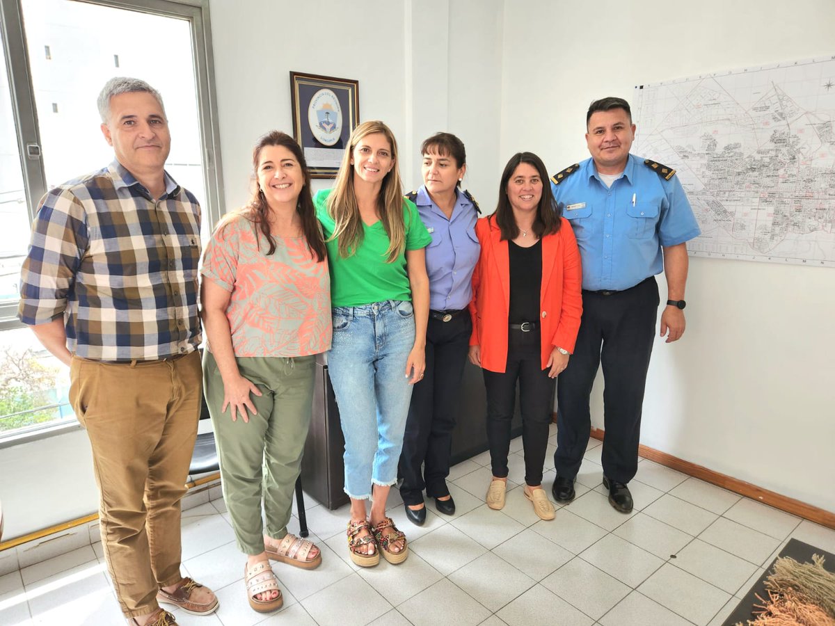 maritavillone's tweet photo. ¡VIERNES! 🤝

Hoy cerramos la jornada con una productiva reunión junto a autoridades del Ministerio de Seguridad, Presidentes y Presidentas de las comisiones vecinales de los Barrios Gran Neuquén Norte, Área Centro Oeste, AFR Challa-Có y Foro de Seguridad. https://t.co/1c23CQDrof
