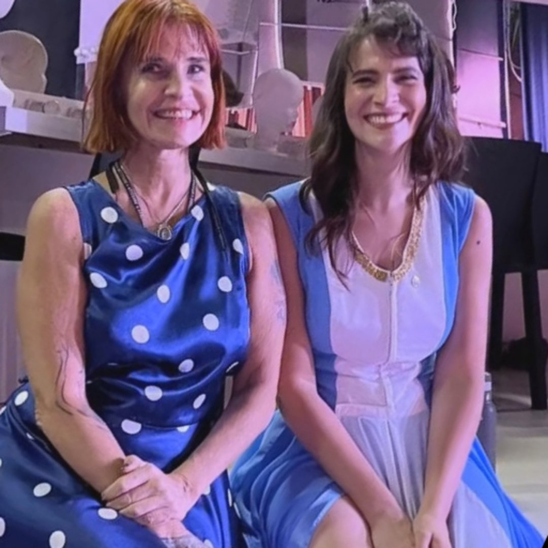 ZZNoficial's tweet photo. ¡REENCUENTRO EN EL ESCENARIO! 📸 @FabianaCantilo fue a ver #Porteñas en el Astral y coincidio con @MMicaRiera, su Alter-Ego en el Fenomeno #EADDA que en este 2024 tendra su Gran Estreno en la Cadena TLF https://t.co/bnzKbjZ9hU