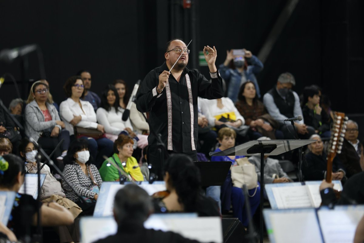 CulturaCiudadMx's tweet photo. La tarde en @lafarocosmos se acompañó de la interpretación de la Orquesta Típica de la Ciudad de México (@OrqueTipicaCDMX), con temas de diversos países. Este conjunto regresó con un repertorio renovado, incluyendo piezas como la "Obertura de Die Fledermaus" de Johann Strauss, el "Vals triste" de Jean Sibelius, "Czardas" de Vitorio Monti y "La comparsa" de Ernesto Lecuona.

No te pierdas detalles sobre otros conciertos en nuestra #CarteleraCdMx: https://t.co/EvMBbRnoCT
