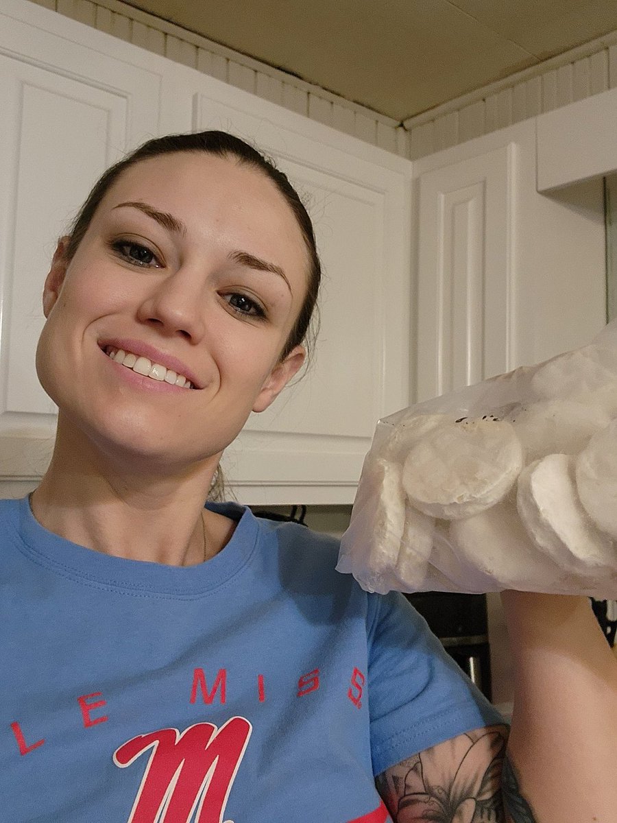 SimplyLinzy's tweet photo. @SasScales #frozenbiscuits per your advice! #lifeafterlockup #loveafterlockup https://t.co/cJnzCwRPGO