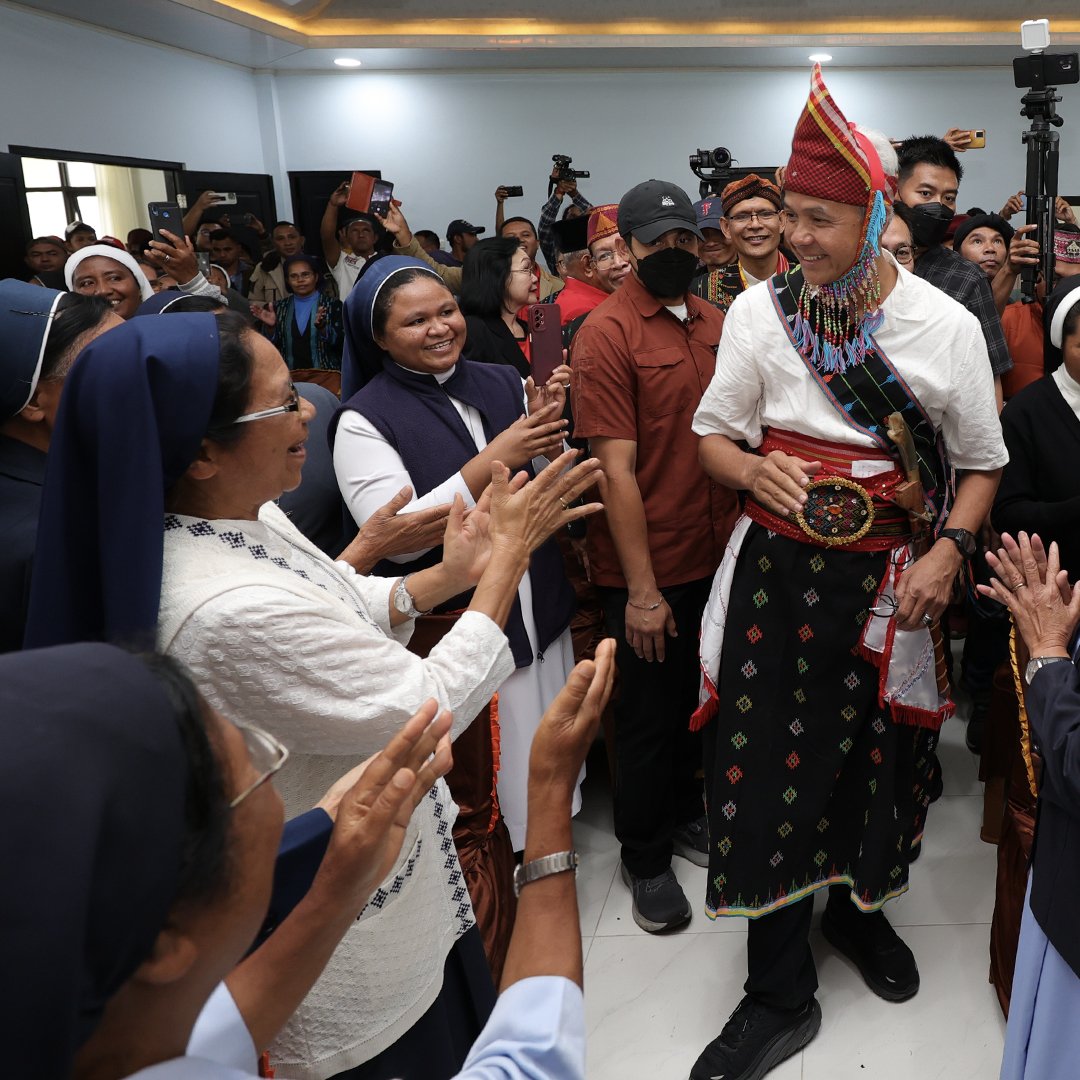 Ini kesekian kalinya saya menjejakkan kaki di bumi NTT. Kali ini di Ruteng, Kab Manggarai, saya menyempatkan bersilaturahmi dengan Uskup Ruteng Mgr Siprianus Hormat 

Sungguh, saya merasa diterima dengan baik di tempat ini. Inilah mengapa saya selalu jatuh cinta pada NTT.