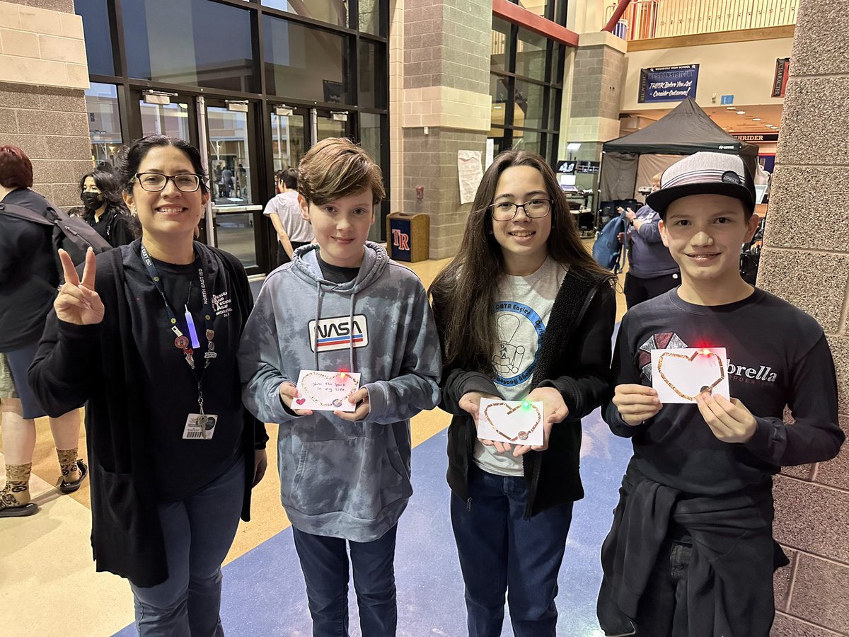ms_kleyva's tweet photo. So much fun!! STEAM Carnival!! @dataedwhite #theDATAway @WeAreTRHS #AmazingDATA @edwhiteneisd @neisd https://t.co/PB73vPPyyQ