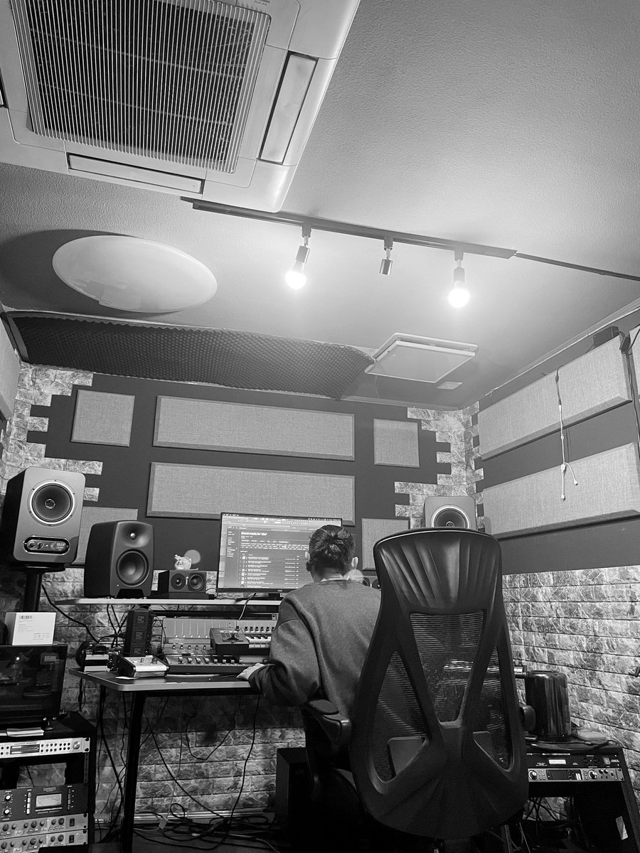 ダンスホールで曲を作っているよ🌊

ダンスホールでかかってほしい💪

聞きたいすか？