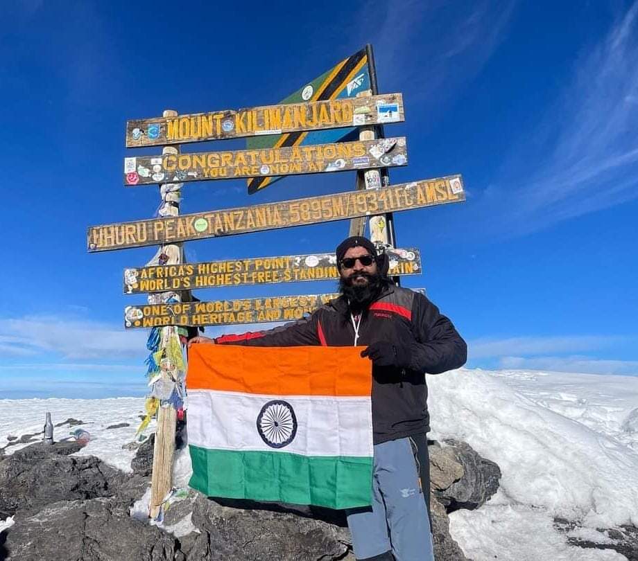 Subhash_Newari's tweet photo. #प्रविनत_प्रजापति ने कल 26 जनवरी 2024 को अफ्रीका महाद्वीप की 5895 मीटर सबसे ऊंची चोटी माउंट किलिमंजारो पर चढ़ाई करके अपने देश का तिरंगा 🇮🇳 झंडा फहराया। #PravinatPrajapati
#MountKilimanjaro #Tiranga 🇮🇳🇮🇳
देश का नाम रोशन करने के लिए बहुत बहुत बधाई 💐

@prajapatilalit @arvindchotia https://t.co/cJ8YDoowxN