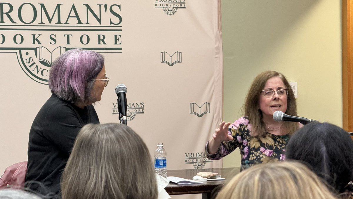 the_annihilator's tweet photo. @BeckyNic7 @OUPAcademic @UrbanHistoryA @LaStudies @vromans At @vromans for @BeckyNic7 talk on Suburbia! https://t.co/XIqU0E3Uk2