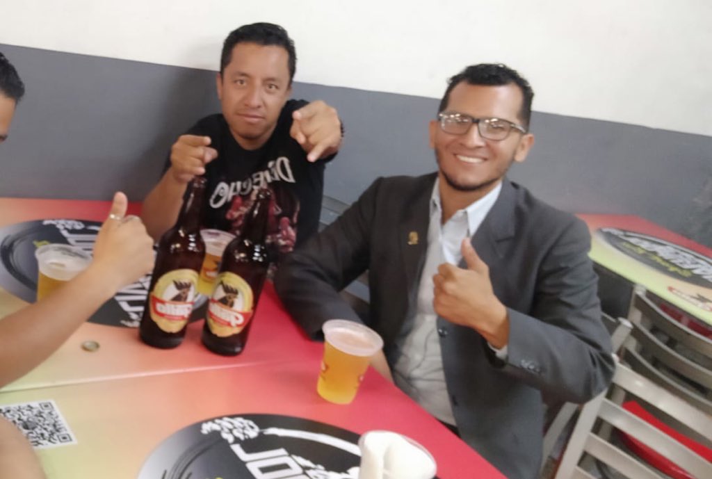yes_sir96's tweet photo. @DerekUrizar El niño del tambor (izquierda)
Y cabra loca (derecha)

HAGÁMOSLO VIRAL Y QUE NO TENGAN PAZ!!!! https://t.co/ko6N9wtWc7