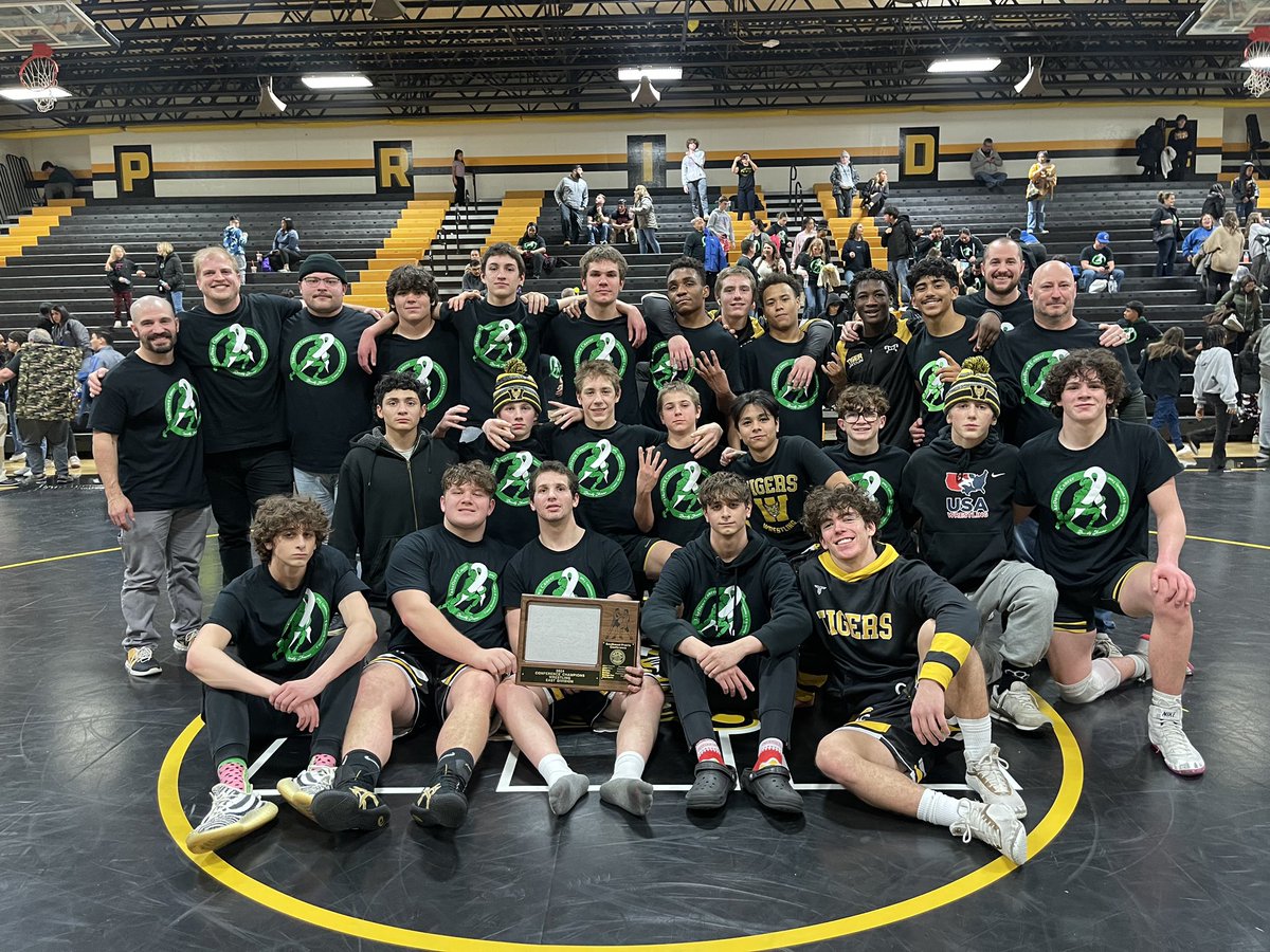 JolietWWrestle's tweet image. Varsity wrestling defeats Joliet Central 33-31 and takes the SPC East Title! This is our 4th Championship in a row and continues a 4-yr steak in which we have not lost an SPC East Dual #TPW4peat #tigerpride