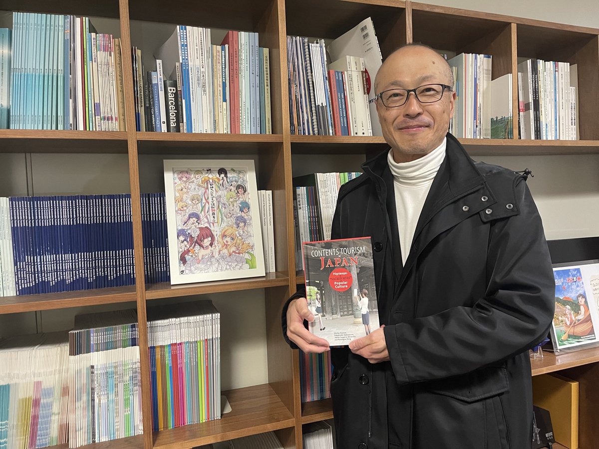 【10万突破記念】アニメツーリズム研究の第一人者、北海道大学山村先生の「著者サイン入り！英語で書かれたかしこそうな本」を、RT/リポストしてくれたフォロワーの方1名さまに差し上げます！（〆2/4）

山村先生ありがとうございます！

#邪神ちゃんドロップキック #jcdk #懸賞 #プレゼント企画