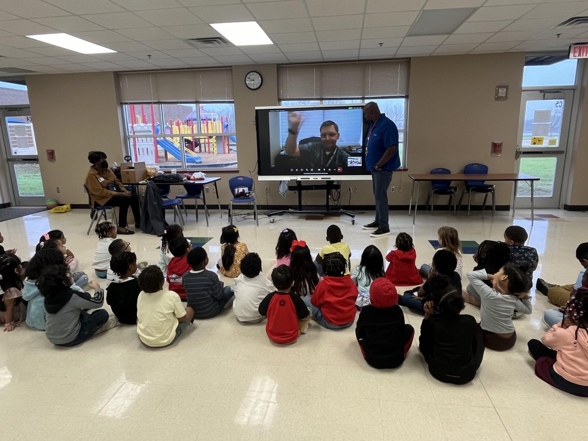 Thank you Mr. Walter and Capt. Lefty for sharing about airplanes with us today!  @SouthwestAir knows #prekisFUNdamental !
@FortBendISD @QVE_Eagles