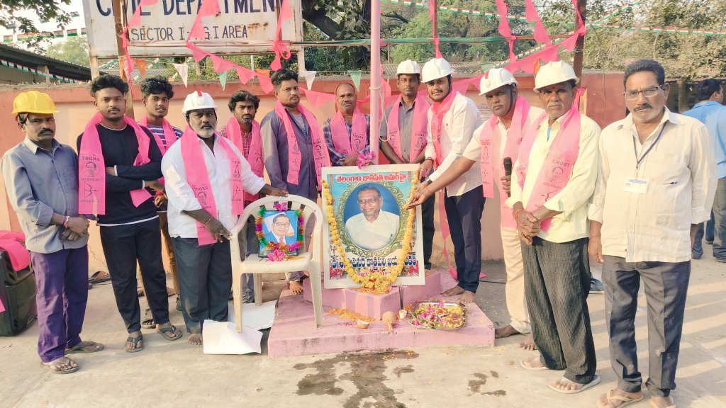Venkatjagruthi6's tweet photo. #TBGKS తెలంగాణ బొగ్గు గని కార్మిక సంఘం ఆవిర్భావ  దినోత్సవం సందర్భంగా  కేంద్ర కోశాధికారి వెంకటేష్ గారి ఆధ్వర్యంలో RCC లో ఘనంగా వేడుకలు ఈ కార్యక్రమానికి సభాధ్యక్షులుగా ఫిట్ సెక్రటరీ పులిపాక శంకర్ గారు ముఖ్యఅతిథిగా బ్రాంచ్ కార్యదర్శి మల్లారెడ్డి గారు సూపర్వైజర్ అశోక్ గారు పూలదండ వేయడం జరిగింది ఈ సందర్భంగా కేంద్ర కోశాధికారి వెంకటేష్ గారు మాట్లాడుతూ
 టి.బి.జి.కె.ఎస్. యూనియన్ గుర్తింపు సంఘంగా గెలిచిన తర్వాత సాధించిన హక్కులు...
సింగరేణిలో 
★19,463 నూతన ఉద్యోగాలు
★తెలంగాణ ఇంక్రిమెంట్
★గృహ రుణం పది లక్షల పై వడ్డీ చెల్లింపు
★ఉచిత కరెంటు ఉచిత ఏసి సౌకర్యం
★పది రెట్లు మ్యాచింగ్ గ్రాంట్
★ఉన్నత వృద్ధుల్లో ఫీజు రియంబర్స్మెంట్
★అంబేద్కర్ జయంతి సెలవు దినము 
★సంక్రాంతి రంజాన్ క్రిస్మస్ ఆప్షనల్ సెలవు దినము
★కార్మికుల తల్లిదండ్రులకి ఉచిత కార్పొరేట్ వైద్యం
★ ఎం ఎం సి 25 లక్షలకు పెంపు ఏక మొత్తంలో చెల్లింపు
★క్యాడర్ స్కీం అమలు
★వృత్తి పన్ను శాశ్వత రద్దు 
★ డ్రెస్ కోడ్ 
★సంక్రాంతి P.H.D. రంజాన్ , క్రిస్మస్,ఆప్సనల్ 
★తెలంగాణ రాష్ట్రం ఏర్పడిన తర్వాత సకలజనుల సమ్మె కాలానికి డబ్బులు తిరిగి చెల్లించడం
★లాభాల వాటా పెంపు
★సింగరేణి చరిత్రలోనే ఏ సంఘం చేయలేని సాహసం చేసి క్యాడర్ స్కీమ్ లో అనేక Disgnation కార్మికుల కు లాభం చేకూర్చడం జరిగింది..
 ★టెక్నీషియన్స్ మరియు సుపెరువైజర్స్ కు ట్రెనింగ్ పిరేడ్ ను 2 సంవత్సరంల నుండి 1 సంవత్సరంకు తగ్గించి  ఇవ్వడం 
★PME మాస్టర్ ఇప్పించిన ఘనత
ఈలా చెప్పుకుంటు పోతే అనేక కొత్త హక్కులు కొలిండియా లో లేనివి సింగరేణి లో సాధించిన ఘనత కెసిఆర్ గారు కవితక్క  గారి వలన TBGKS సాధించింది తెలియజేశారు
ఈ కార్యక్రమంలో నరసయ్య రామ్మూర్తి రామాంజనం సతీష్ రాజు ప్రశాంత్ అశోక్ శ్రీనివాస్ చంద్రమౌళి బాబురావు రాజ్ కుమార్ నాగరాజు తదితరులు పాల్గొనడం జరిగింది
 కెసిఆర్ గారు జై కవీతక్క
@RaoKavitha @KTRBRS @BRSparty @BRSHarish
