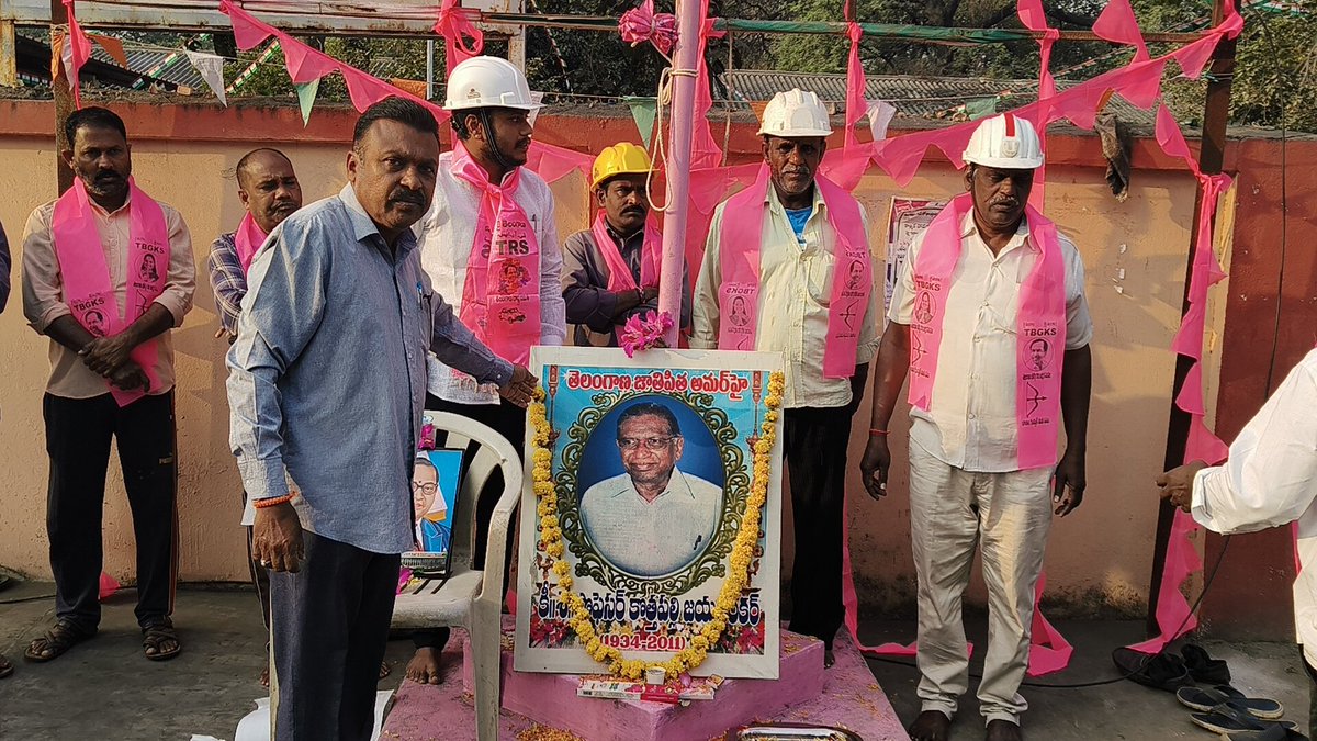 Venkatjagruthi6's tweet photo. #TBGKS తెలంగాణ బొగ్గు గని కార్మిక సంఘం ఆవిర్భావ  దినోత్సవం సందర్భంగా  కేంద్ర కోశాధికారి వెంకటేష్ గారి ఆధ్వర్యంలో RCC లో ఘనంగా వేడుకలు ఈ కార్యక్రమానికి సభాధ్యక్షులుగా ఫిట్ సెక్రటరీ పులిపాక శంకర్ గారు ముఖ్యఅతిథిగా బ్రాంచ్ కార్యదర్శి మల్లారెడ్డి గారు సూపర్వైజర్ అశోక్ గారు పూలదండ వేయడం జరిగింది ఈ సందర్భంగా కేంద్ర కోశాధికారి వెంకటేష్ గారు మాట్లాడుతూ
 టి.బి.జి.కె.ఎస్. యూనియన్ గుర్తింపు సంఘంగా గెలిచిన తర్వాత సాధించిన హక్కులు...
సింగరేణిలో 
★19,463 నూతన ఉద్యోగాలు
★తెలంగాణ ఇంక్రిమెంట్
★గృహ రుణం పది లక్షల పై వడ్డీ చెల్లింపు
★ఉచిత కరెంటు ఉచిత ఏసి సౌకర్యం
★పది రెట్లు మ్యాచింగ్ గ్రాంట్
★ఉన్నత వృద్ధుల్లో ఫీజు రియంబర్స్మెంట్
★అంబేద్కర్ జయంతి సెలవు దినము 
★సంక్రాంతి రంజాన్ క్రిస్మస్ ఆప్షనల్ సెలవు దినము
★కార్మికుల తల్లిదండ్రులకి ఉచిత కార్పొరేట్ వైద్యం
★ ఎం ఎం సి 25 లక్షలకు పెంపు ఏక మొత్తంలో చెల్లింపు
★క్యాడర్ స్కీం అమలు
★వృత్తి పన్ను శాశ్వత రద్దు 
★ డ్రెస్ కోడ్ 
★సంక్రాంతి P.H.D. రంజాన్ , క్రిస్మస్,ఆప్సనల్ 
★తెలంగాణ రాష్ట్రం ఏర్పడిన తర్వాత సకలజనుల సమ్మె కాలానికి డబ్బులు తిరిగి చెల్లించడం
★లాభాల వాటా పెంపు
★సింగరేణి చరిత్రలోనే ఏ సంఘం చేయలేని సాహసం చేసి క్యాడర్ స్కీమ్ లో అనేక Disgnation కార్మికుల కు లాభం చేకూర్చడం జరిగింది..
 ★టెక్నీషియన్స్ మరియు సుపెరువైజర్స్ కు ట్రెనింగ్ పిరేడ్ ను 2 సంవత్సరంల నుండి 1 సంవత్సరంకు తగ్గించి  ఇవ్వడం 
★PME మాస్టర్ ఇప్పించిన ఘనత
ఈలా చెప్పుకుంటు పోతే అనేక కొత్త హక్కులు కొలిండియా లో లేనివి సింగరేణి లో సాధించిన ఘనత కెసిఆర్ గారు కవితక్క  గారి వలన TBGKS సాధించింది తెలియజేశారు
ఈ కార్యక్రమంలో నరసయ్య రామ్మూర్తి రామాంజనం సతీష్ రాజు ప్రశాంత్ అశోక్ శ్రీనివాస్ చంద్రమౌళి బాబురావు రాజ్ కుమార్ నాగరాజు తదితరులు పాల్గొనడం జరిగింది
 కెసిఆర్ గారు జై కవీతక్క
@RaoKavitha @KTRBRS @BRSparty @BRSHarish