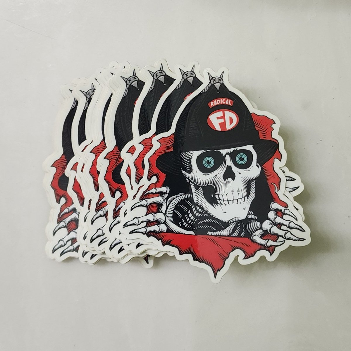 RadicalFD's tweet image. Clear, glossy rippers are here. Click the link in my bio and grab yours!!!

#firelife #firefighter #firerescue #fireservice #firehelmet #stickers #slaps