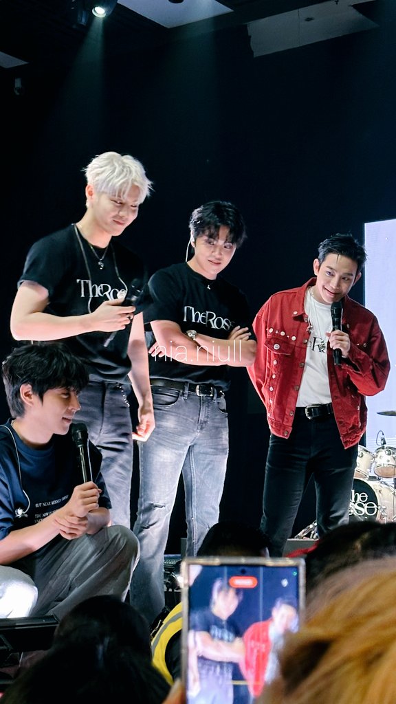 My best moment in Dawn To Dusk Tour in Jakarta 🥀
Tampak belakang     Tampak depan

#TheRoseinJakarta #dawntodusktourinjakarta