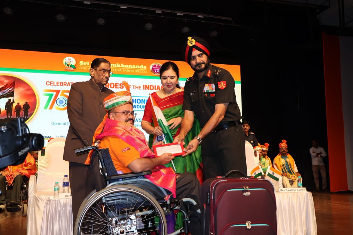 #RepublicDay2024 On the occasion of #75th #RepublicDay, under the aegis of #HQ MG&G Area, Sri Shanmukhananda Fine Arts & Sangeetha Sabha felicitated 28 Wounded Warriors from #IndianArmy. GOC, MG&G Area presided over the solemn function in #Mumbai