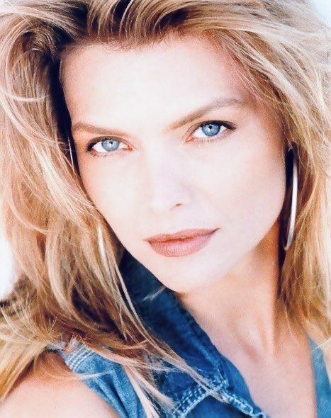 MICHELLE PFEIFFER - Página 10 GE0qxmpbwAAPLAz?format=jpg&name=small