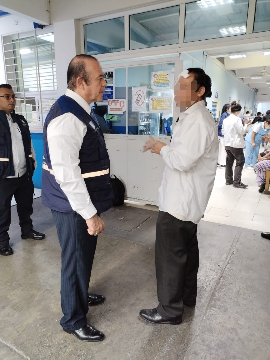 PDHgt's tweet photo. El Procurador de los Derechos Humanos, Dr Alejandro Córdova y personal de turno de la @PDHgt, verificaron en el @HRooseveltGT el estado de salud de los estudiantes agredidos en los actos violentos suscitados en la Facultad de Derecho de la Universidad San Carlos de Guatemala https://t.co/wsAOL3TTbz
