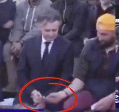 dreslincourt's tweet photo. Technique pour casser un mouvement : 
1) Macron choisi un leader ( qui devient leader d'opinion), 
2) Le rendre populaire par les médias.
2) Négocier avec ce leader qui trahit le mouvement ! 
Cf Arnaud Chiche ( infirmiers), Manigold ( Restaurateurs),Jérome Bayle paysan, Doc Marty