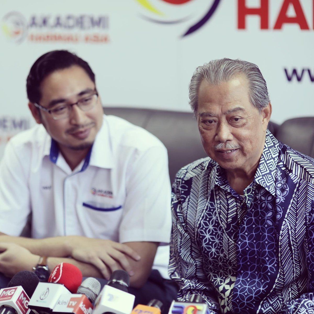 harakakdailyHD's tweet photo. Muhyiddin sebak apabila mendapat tahu 10 lagi Ahli Parlimen Bersatu akan sokong PM Anwar Ibrahim.

“Mujurlah Mat Jargon masih ada” ujarnya terharu https://t.co/BYUfigofoK