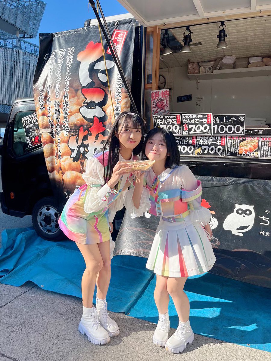 shimizu_riko's tweet photo. #dotyellfes 
会場の外にたくさんキッチンカーが！！！！
たこやきもケバブも美味しそう…🤤
お祭りに来たみたいで楽しい〜✨️
みんなも食べてね！！！！！🫶🏻 https://t.co/pC5nWnwJkp