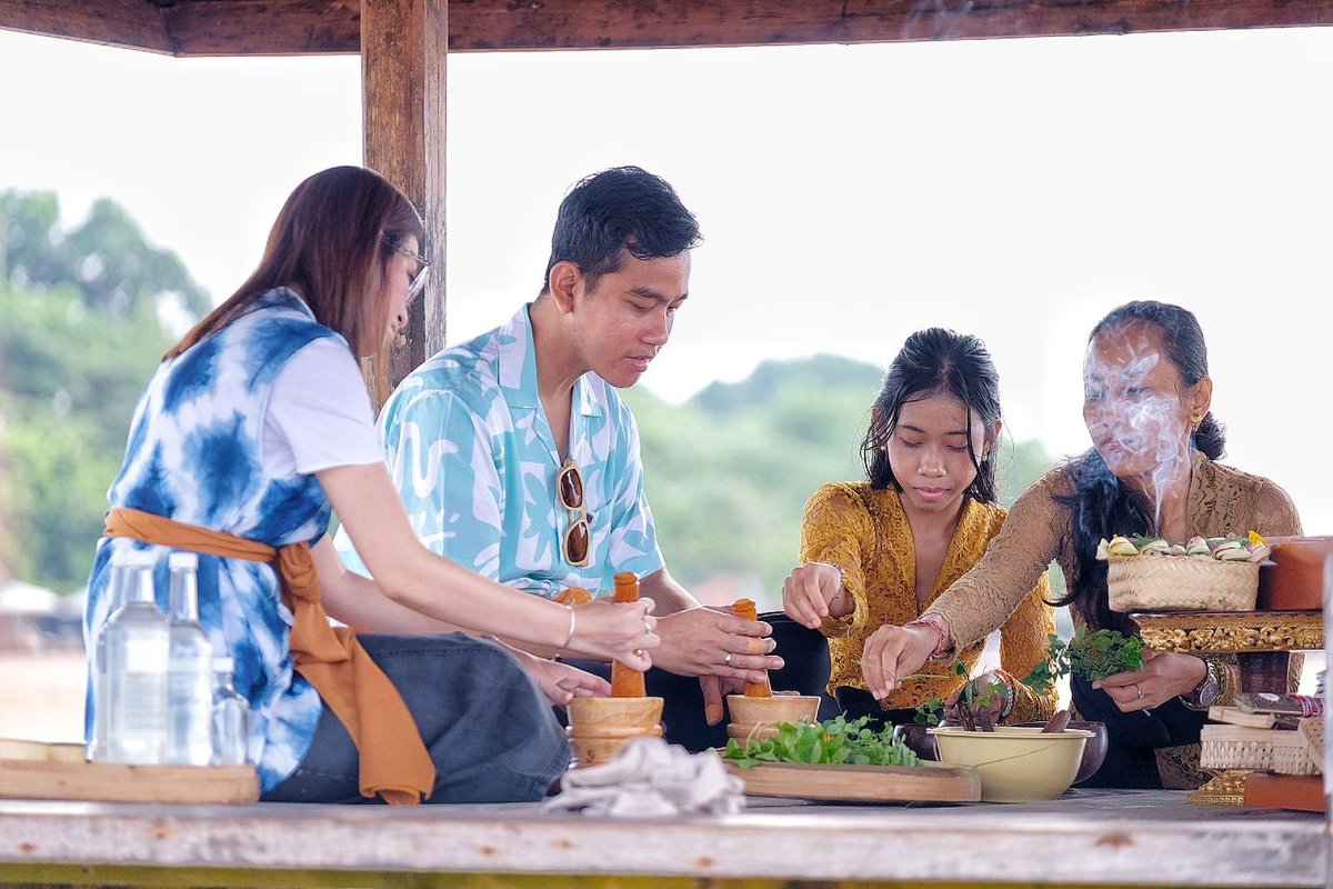 gibran_tweet's tweet image. Pagi tadi mengawali hari di pantai Sanur Bali dengan serangkaian kegiatan tradisi mulai dari mendengarkan pembacaan Adi Parwa sebagai Parwa atau Episoda pertama dan utama dari Itihasa Mahabharata, yang menjadi bukti betapa luhur dan kayanya literasi dan budaya tutur nusantara.