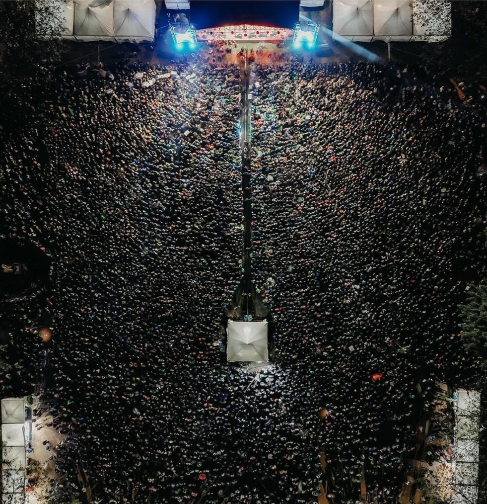 Ini bukanlah kumpulan semut, bukan pula kumpulan kerikil hitam

Ini adalah kumpulan rakyat yang cinta dan TOTALITAS untuk anak kandung reformasi, Ganjar Pranowo di Semarang

Mereka hadir tanpa kumpul KTP &amp; KK, tanpa amplop tanpa BANSOS

#GanjarMahfud2024