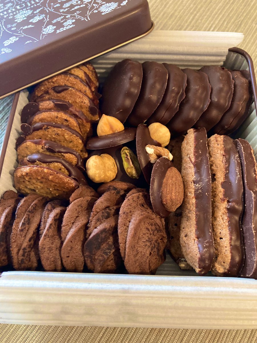 e69352's tweet photo. 開けた瞬間チョコのいい香りがする〜。左上のビアリッツのカカオの強さがいいね。全然違うの面白い。マンディアンのナッツがランダムなのがどれから食べようか悩む〜✨✨軽いのからずっしりしっかりカカオな物も入っていて楽しい!今年も買って良かった。ありがとうございます。#JunUjita https://t.co/WQlTUjJNwv