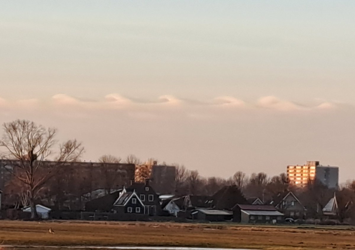 Kelvin Helmholtz wolken boven Purmerend.  <a href="/BuienRadarNL/">Buienradar</a> <a href="/NoodweerBenelux/">NoodweerBenelux</a> <a href="/helgavanleur/">Helga van Leur ☀</a> <a href="/weeronline/">Weeronline</a> @weermanreinier <a href="/StormHour/">#StormHour</a> @Talpaweer <a href="/weeronline/">Weeronline</a> <a href="/marcopverhoef/">Marco Verhoef</a>