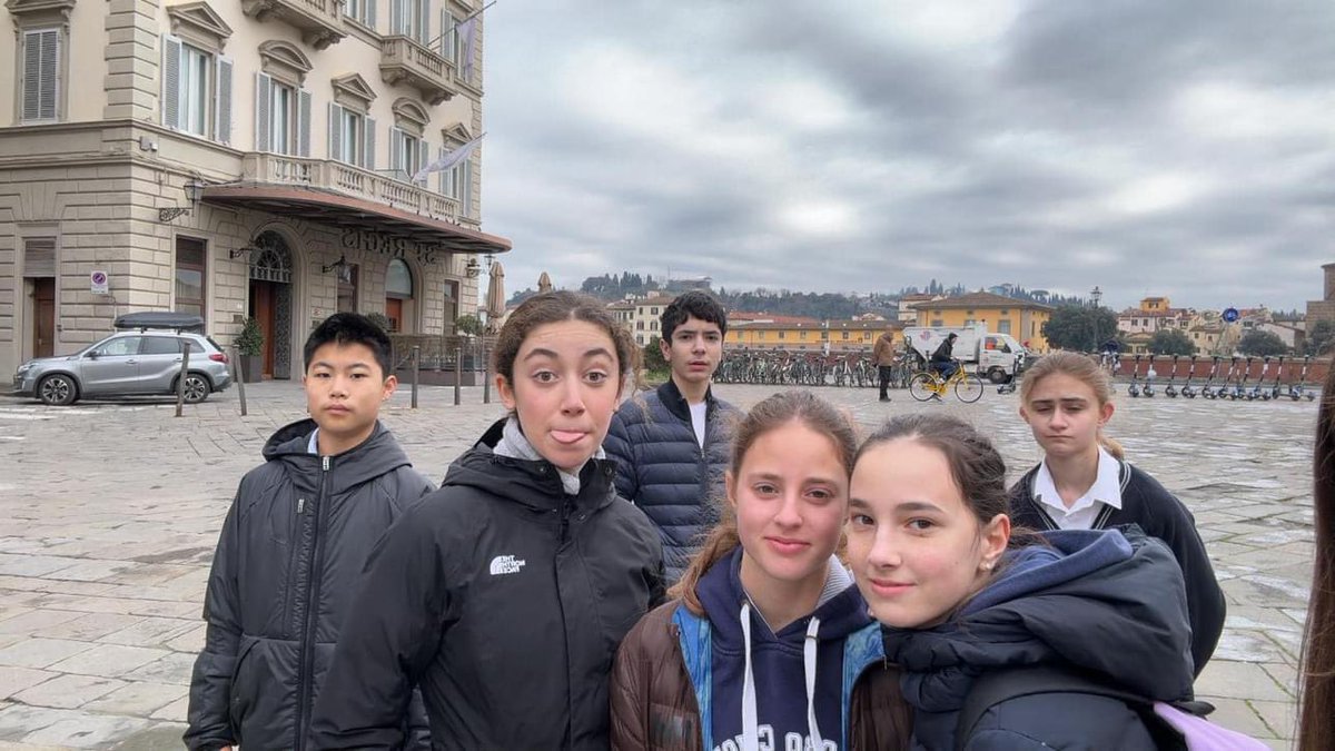 Sacrocuore's tweet photo. La Terza Media, divisa in gruppi e accompagnata dalla prof.ssa Valérie Paris, ha creato e organizzato una caccia al tesoro alla scoperta dei luoghi francesi nel centro di Firenze 🇫🇷 🗺️💰⚜️ https://t.co/FokgEm9GX6