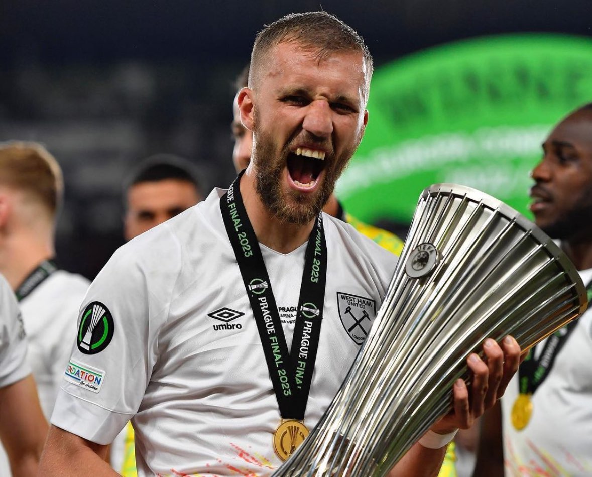 FabrizioRomano's tweet photo. 🇨🇿 Tomáš Souček: “Last summer I got an important proposal from Saudi but I rejected”.

I would rather return to Czech league! Saudi Arabia, China or USA is not for me… I am enjoying my time here at West Ham”, told @sportcz. https://t.co/ECvQ32EfYi