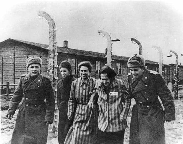 27 Gennaio 1945, l'Armata Rossa liberava il campo di sterminio di Auschwitz salvando così la vita a decine di migliaia di prigionieri che i nazisti non avevano fatto in tempo a sopprimere.
27 milioni di russi morirono per liberare l'Europa dal  nazifascismo
#giornodellamemoria
