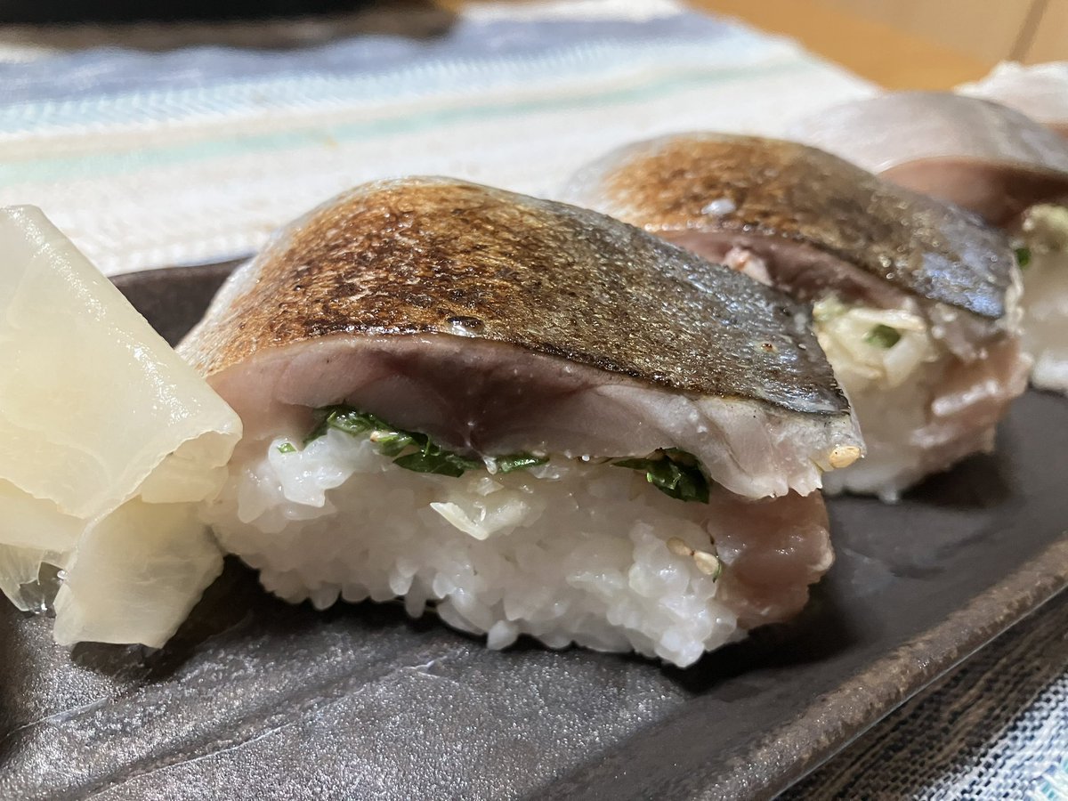 サーモンといくら丼、たこの唐揚げ、鯖の棒鮨。美味すぎて幸せ(  ´˘`  )