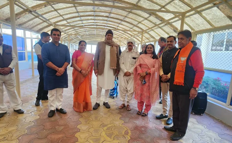 PRupala's tweet photo. કચ્છની ધીંગી ધરા પર સ્થિત કંડલા એરપોર્ટ ખાતે પાર્ટીના આગેવાનો અને કર્મઠ કાર્યકર્તાઓ દ્વારા પ્રાપ્ત થયેલ લાગણીભર્યા સ્વાગત બદલ સૌનો અંત:કરણપૂર્વક આભાર વ્યક્ત કરું છું. https://t.co/cqIVJHCwgB