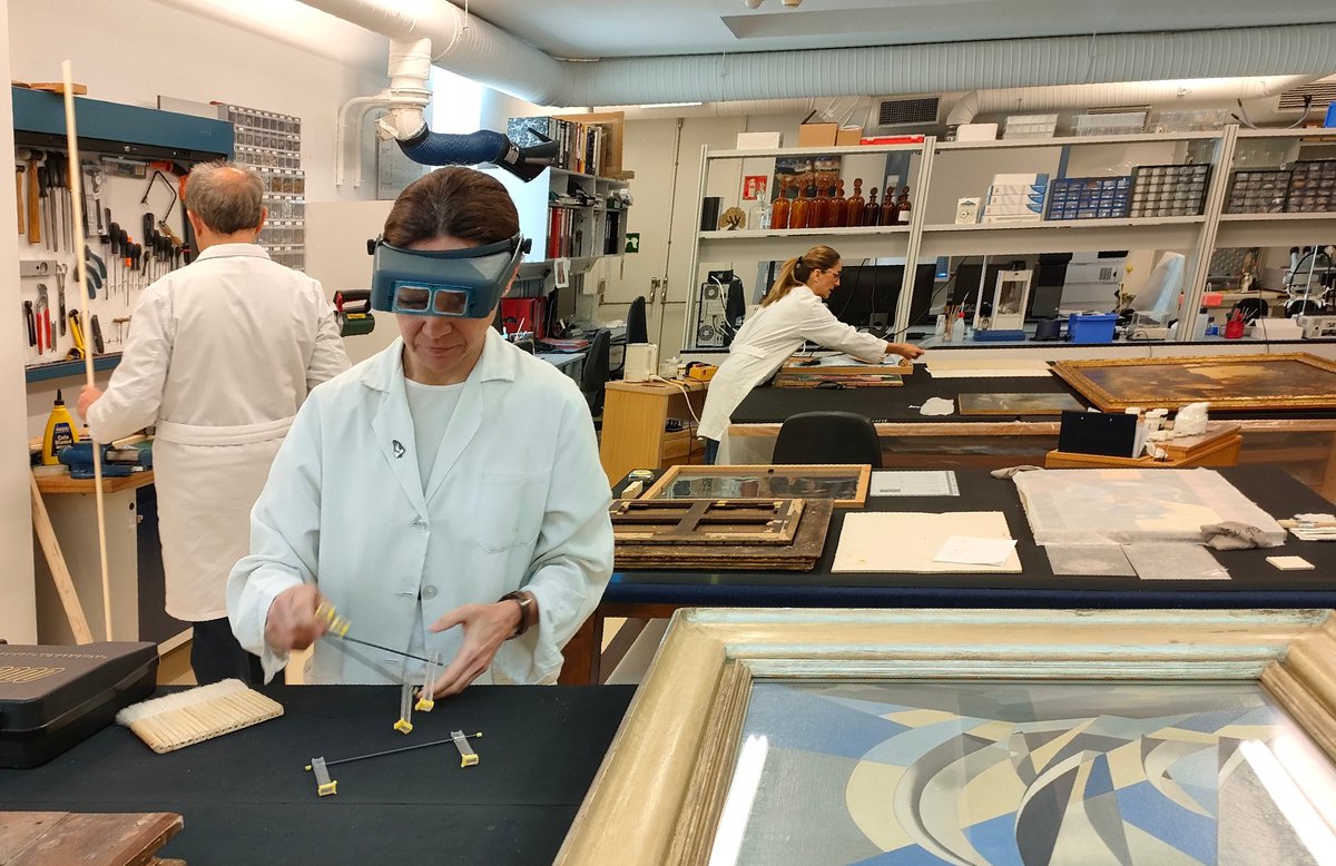 RestauraThyssen's tweet photo. Queridos compañeros. Hoy #27Ene es nuestra fiesta, Día Internacional Del Conservador-Restaurador.
Queremos unirnos a todos vosotros para destacar la importancia de nuestro trabajo.
Un trabajo que mira al futuro desde el presente, pero trabajando con el pasado.
#OrgulloCR
#DíaCR https://t.co/TLjT4gTMJ2