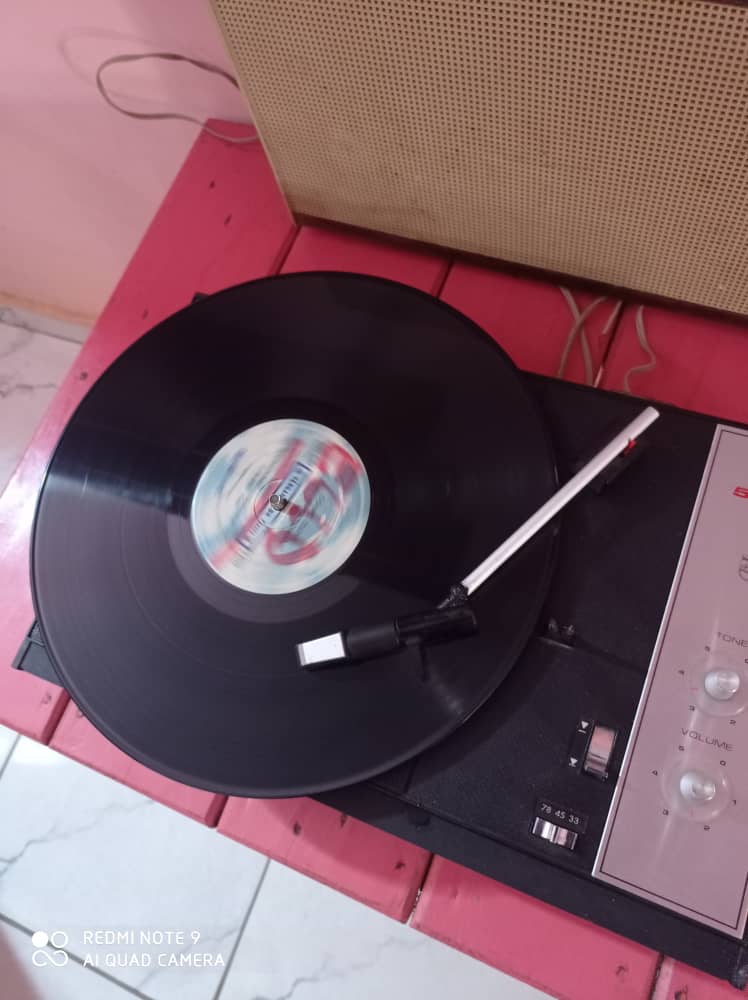 1949books's tweet photo. En #musique ce matin, en littérature #théorieféministe #négritude tout en réfléchissant au #mbariclub - conversation entamée avec @loatad_org en octobre dernier. C'est #Yopcity qui est doux ce matin! https://t.co/j6PsZphAky