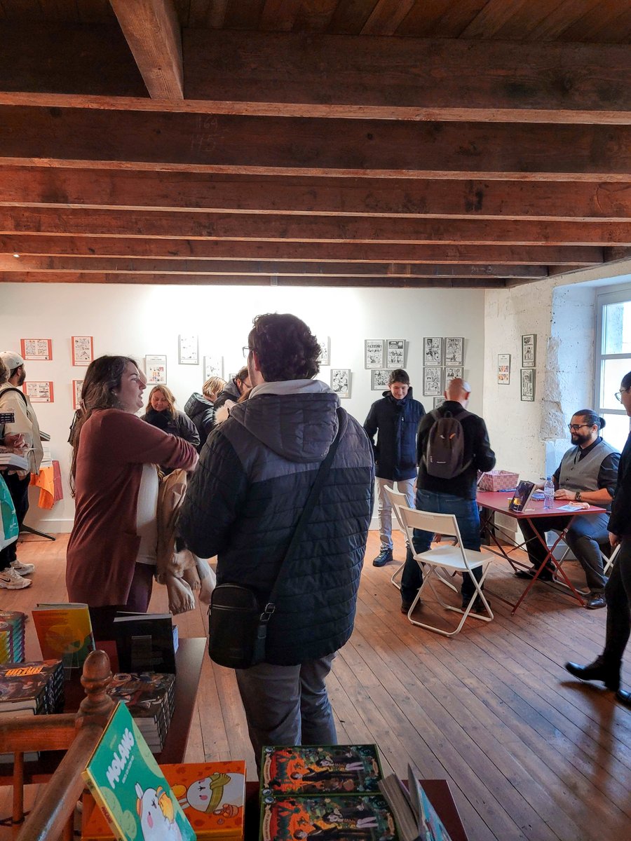 Vous êtes déjà nombreux·ses pour la dédicace du Chef Otaku et son #webtoon Arena aux Éditions @vegadupuis 🙀😻
Il est en dédicace avec nous jusqu'à 12h00 et sera de retour demain matin, dimanche 28 janvier, de 10h à 13h ! #FIBD #FIBD2024