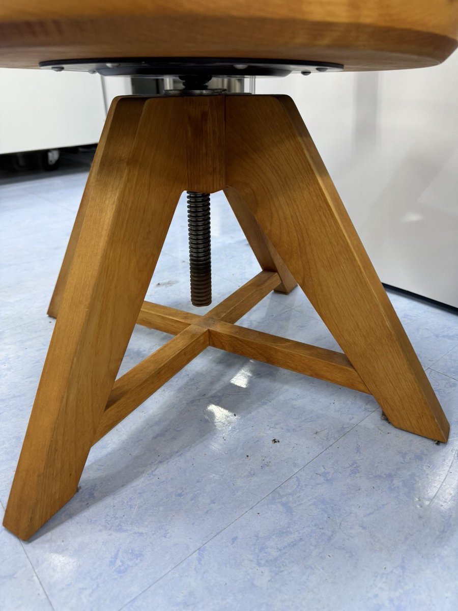 ikususuの回転チェア入荷しました IXC-3000 座面に汚れあり、回転部分